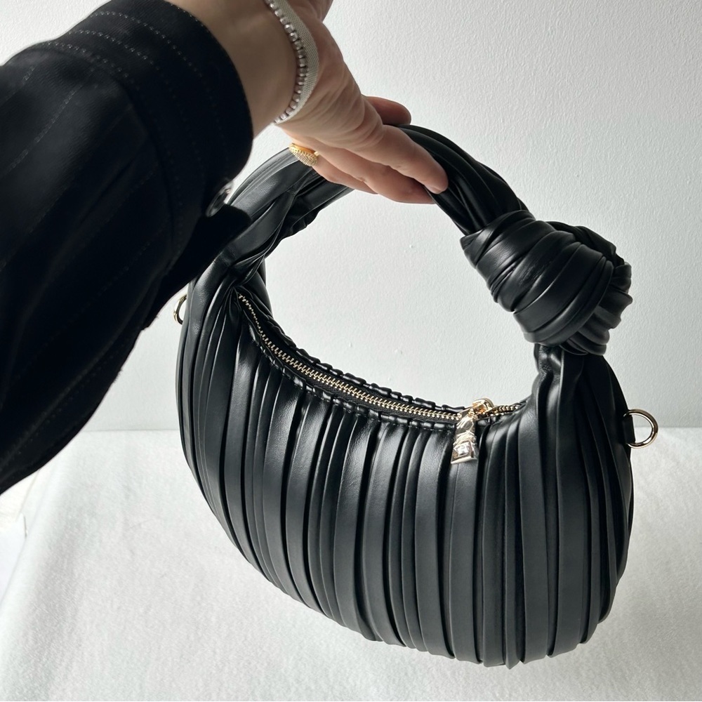 Urban Expressions Fawna Pleated black bag - Picture 2 of 8